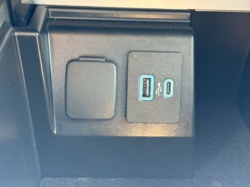 Used 2023 Ford Explorer XLT w/ Equipment Group 202A AWD/4WD image 40