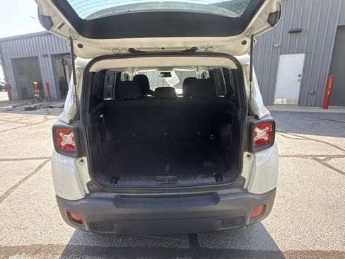 Used 2018 Jeep Renegade Latitude FWD image 10
