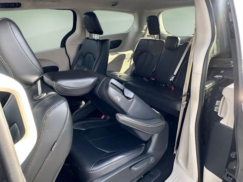 Used 2024 Chrysler Pacifica Select image 22