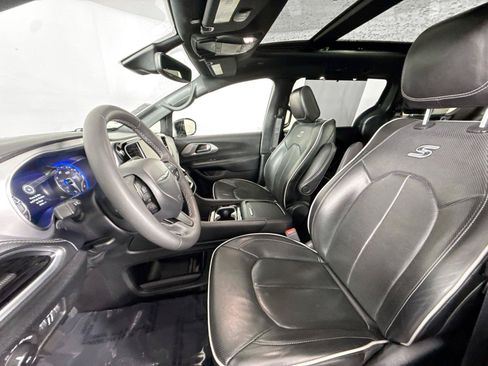 Used 2025 Chrysler Pacifica Limited FWD image 3