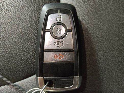 Used 2018 Ford Edge Titanium FWD image 32