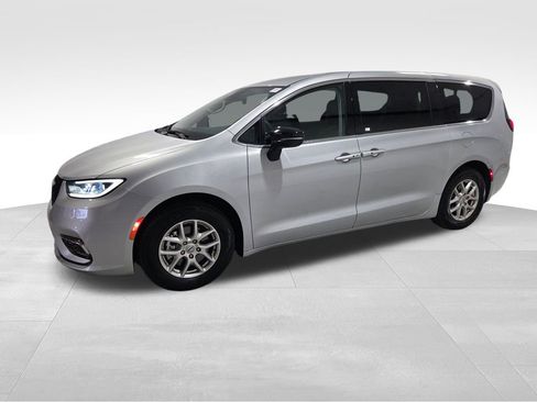 Certified 2024 Chrysler Pacifica Touring-L image 16