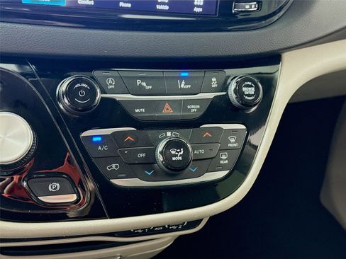 Used 2024 Chrysler Pacifica Touring-L FWD image 9