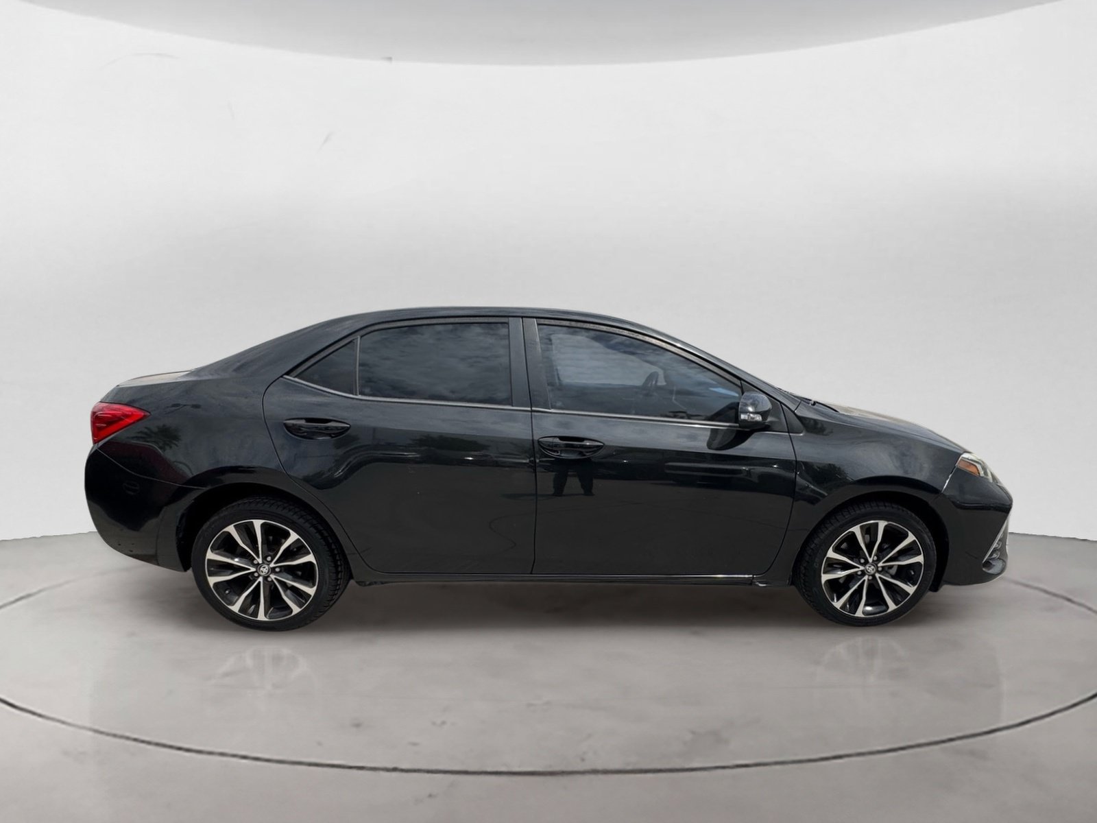 Used 2018 Toyota Corolla SE w/ Carpet Mat Package (TMS) FWD image 3