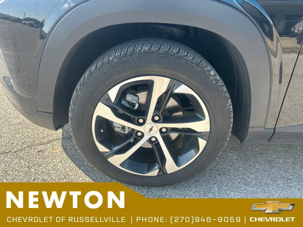 Used 2025 Chevrolet Trax RS w/ Driver Confidence Package FWD image 17