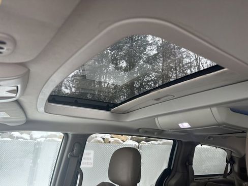 Used 2013 Chrysler Town & Country Limited w/ Luxury Group image 23