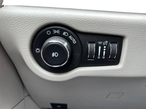 Used 2018 Chrysler Pacifica Touring-L Plus image 29