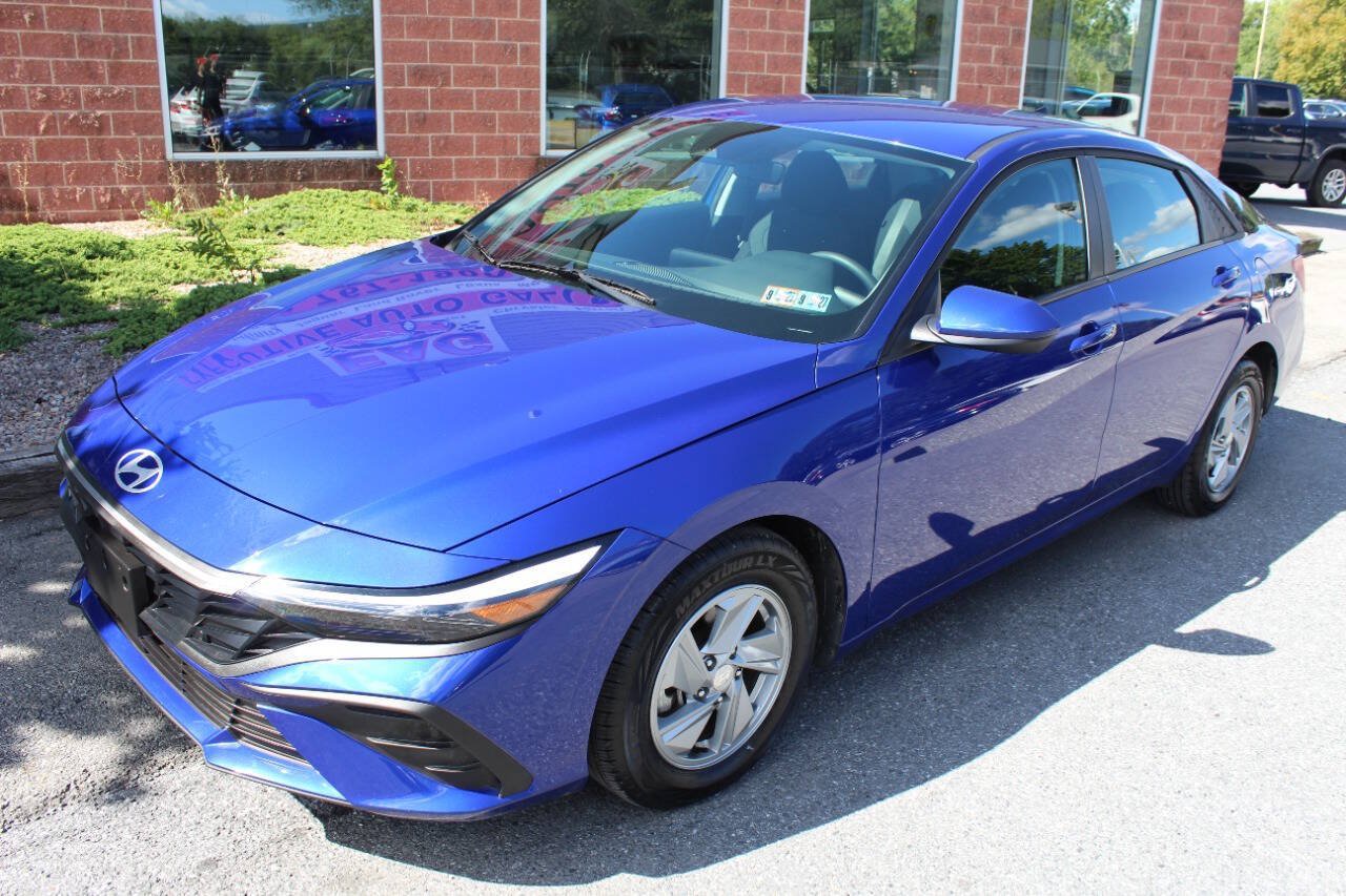 Used 2025 Hyundai Elantra SE FWD image 2