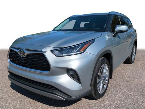 Certified 2025 Toyota Highlander Platinum image 1