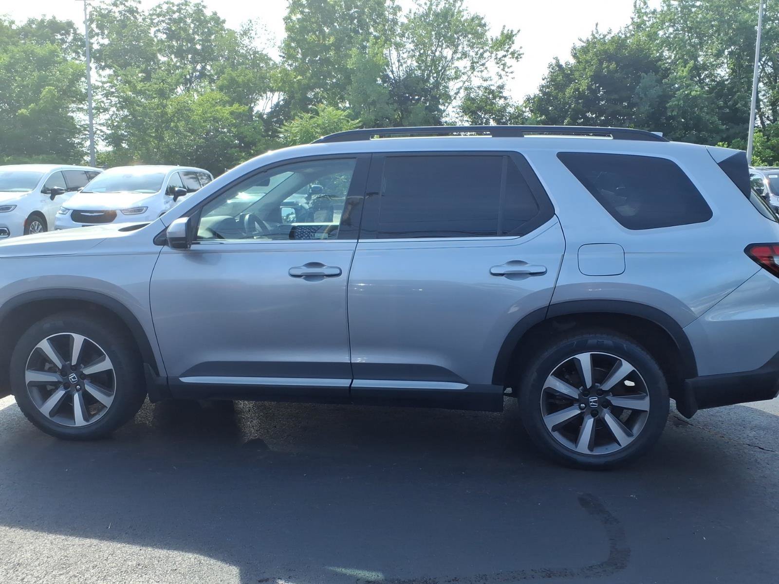 Used 2024 Honda Pilot Touring image 4