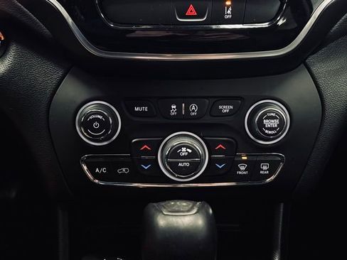 Used 2022 Jeep Cherokee Limited image 34