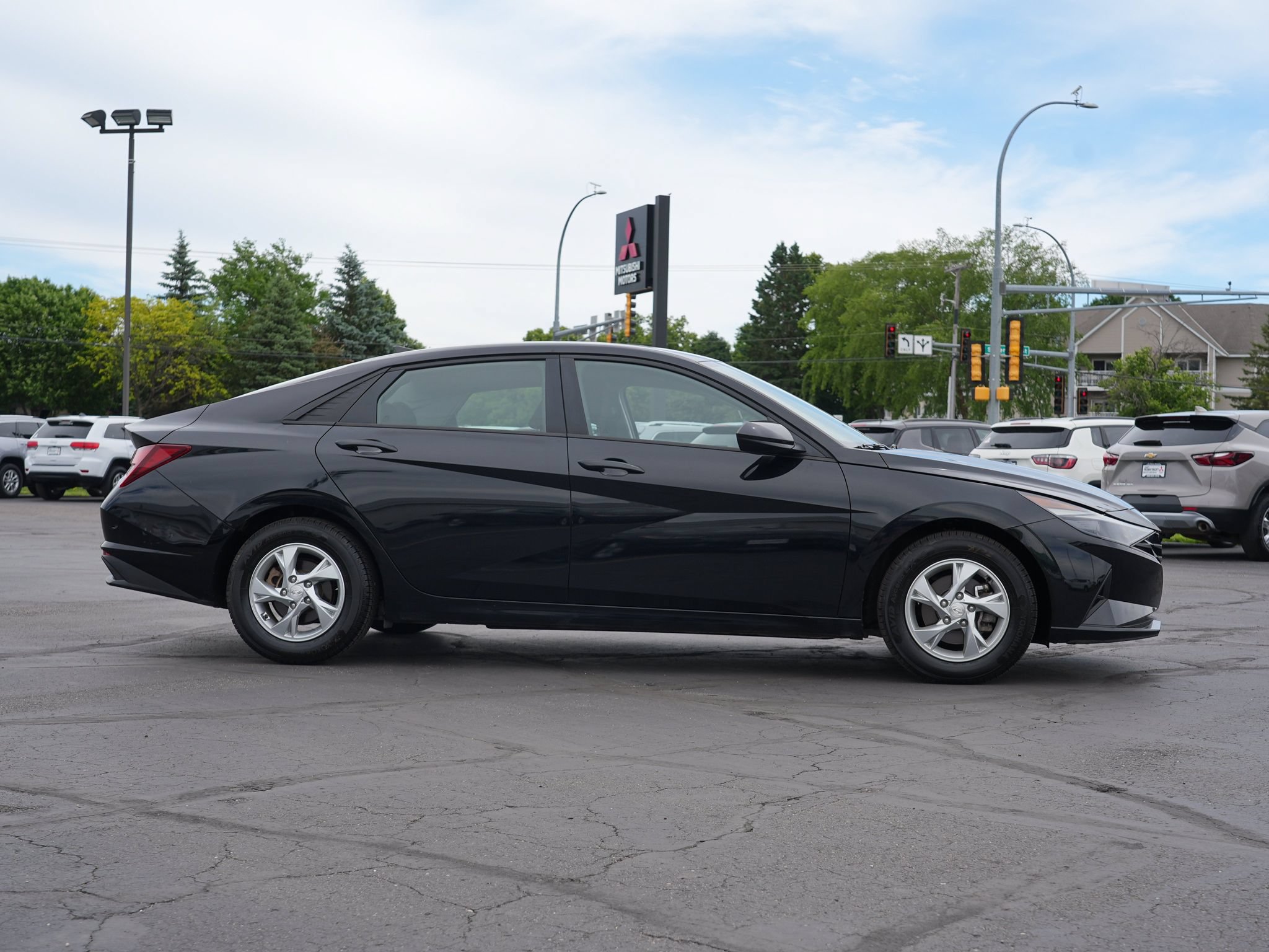 Used 2023 Hyundai Elantra SE FWD image 2