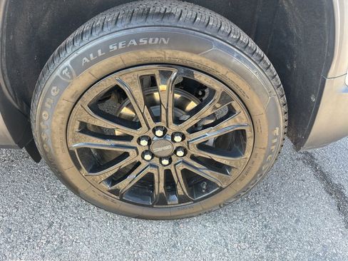 Used 2021 GMC Acadia SLT w/ Elevation Edition image 12