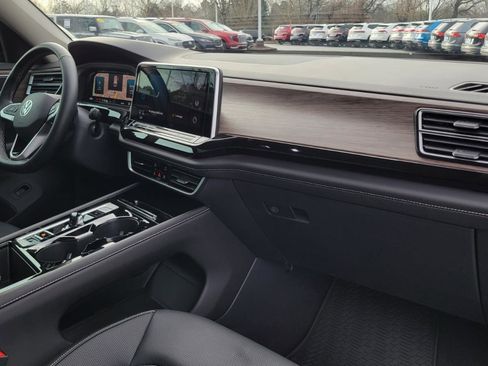 Used 2025 Volkswagen Atlas SEL image 39