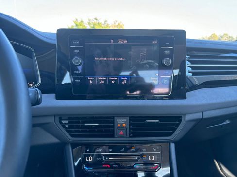 Used 2025 Volkswagen Jetta SE image 18