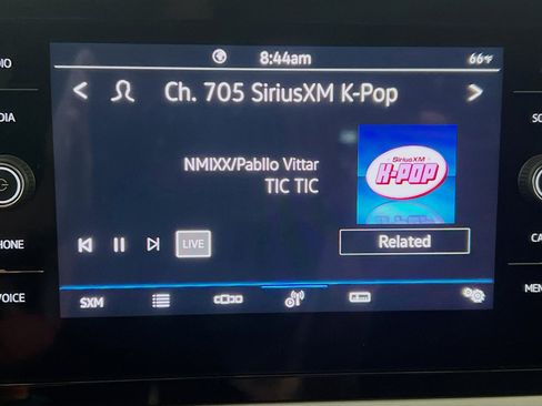 Used 2025 Volkswagen Taos SE w/ Panoramic Sunroof Package image 10