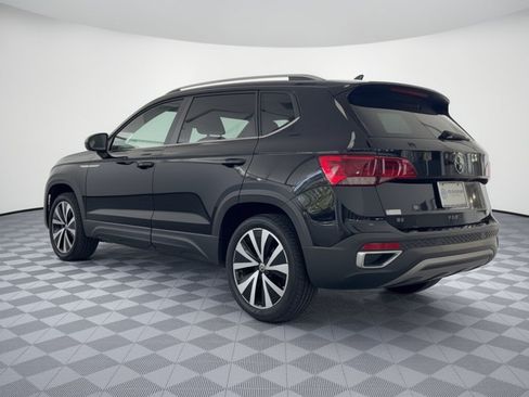 Used 2023 Volkswagen Taos SE w/ Panoramic Sunroof Package FWD image 3