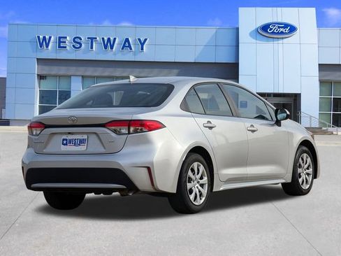 Used 2022 Toyota Corolla LE image 3