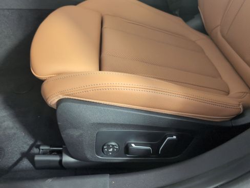 Used 2026 BMW 330i Sedan w/ M Sport Package image 11