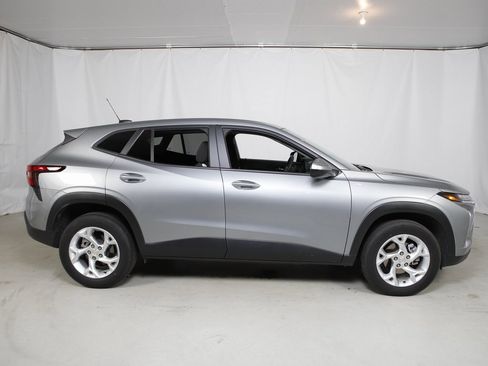 Used 2024 Chevrolet Trax LS w/ LS Convenience Package image 2