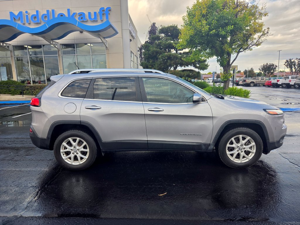 Used 2018 Jeep Cherokee Latitude w/ Safety Group AWD/4WD image 2