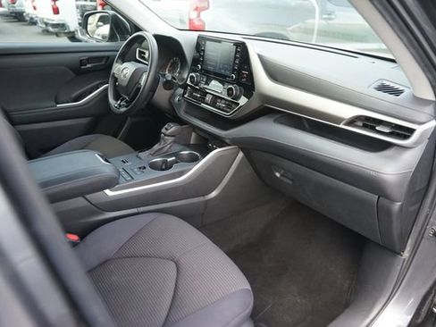 Used 2021 Toyota Highlander L FWD image 17