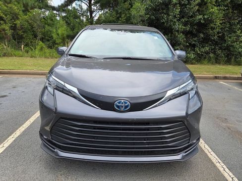 Used 2025 Toyota Sienna XLE FWD image 2