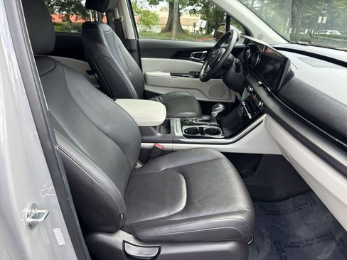 Used 2022 Kia Carnival EX FWD image 25