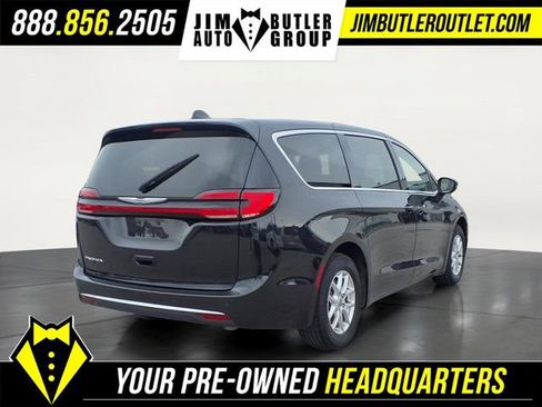 Used 2023 Chrysler Pacifica Touring-L FWD image 2