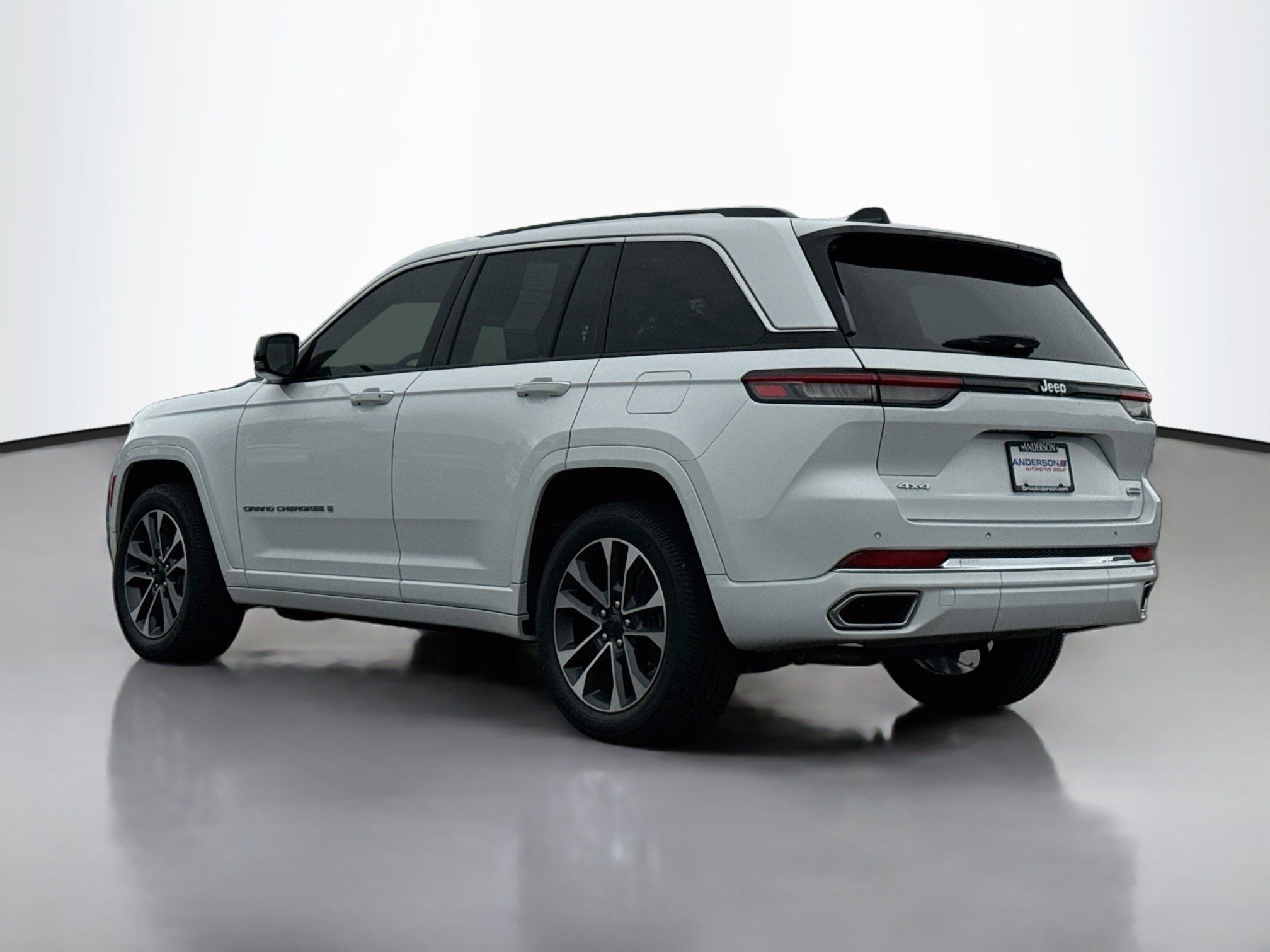 Used 2023 Jeep Grand Cherokee Overland AWD/4WD image 5