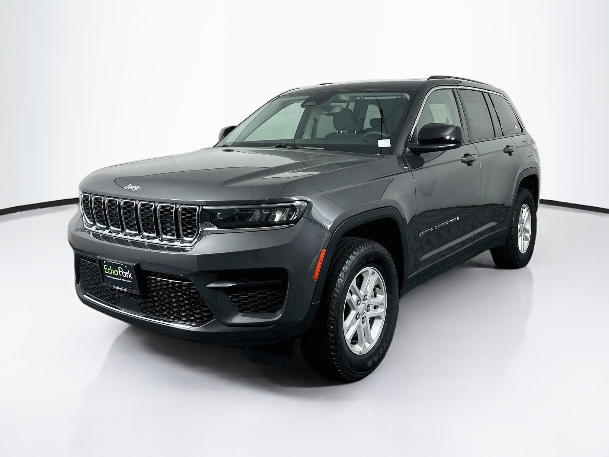 Used 2023 Jeep Grand Cherokee Laredo w/ Luxury Tech Group I AWD/4WD image 3
