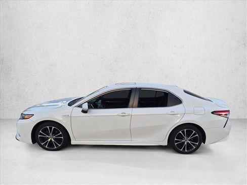 Used 2020 Toyota Camry SE w/ Sunroof Package FWD image 5