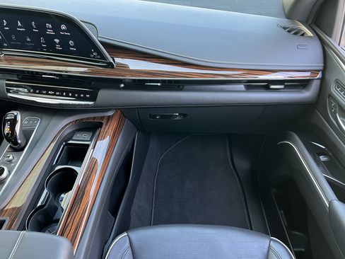 Used 2021 Cadillac Escalade Premium Luxury AWD/4WD image 37