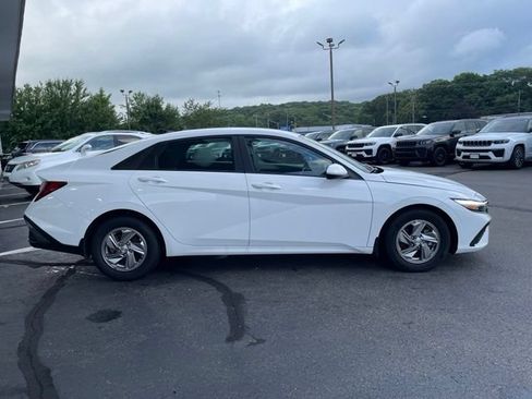 Used 2025 Hyundai Elantra SE FWD image 4