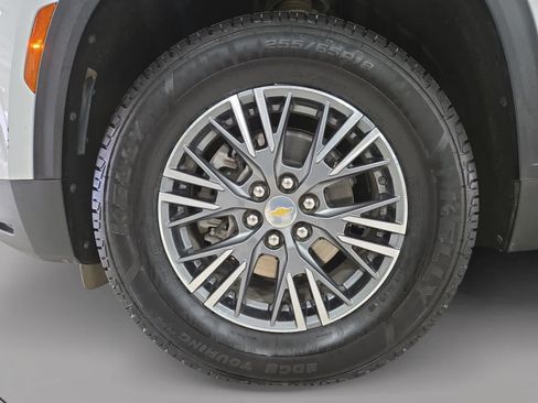 Used 2025 Chevrolet Traverse LT AWD/4WD image 9