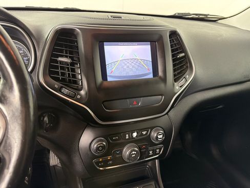 Used 2020 Jeep Cherokee Latitude w/ Cold Weather Group FWD image 16