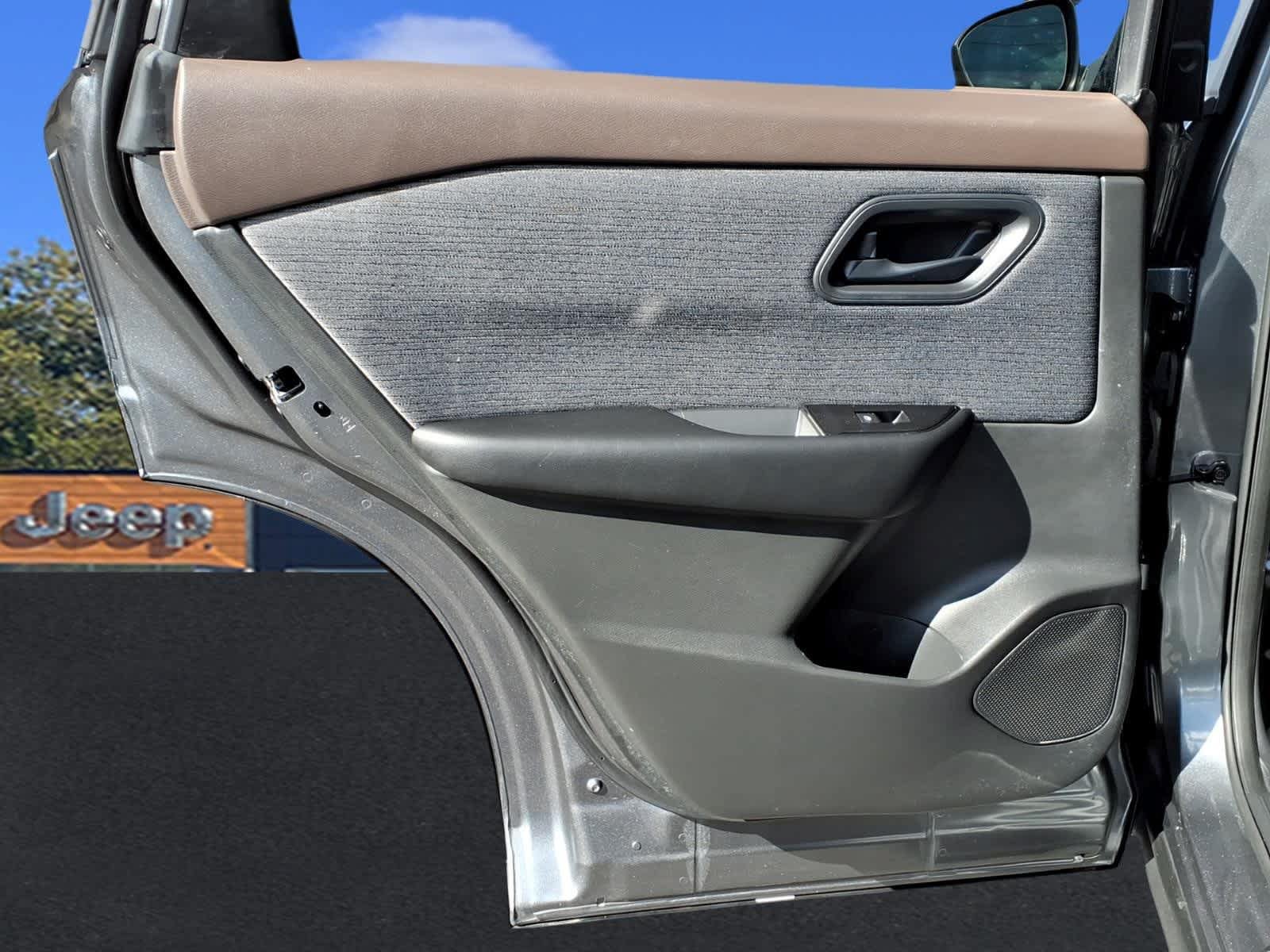 Used 2023 Nissan Rogue S AWD/4WD image 27