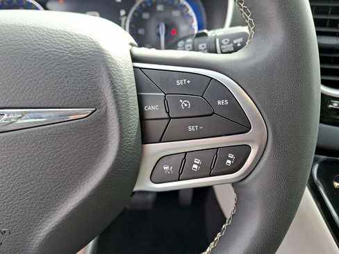 Used 2024 Chrysler Pacifica Touring-L FWD image 18