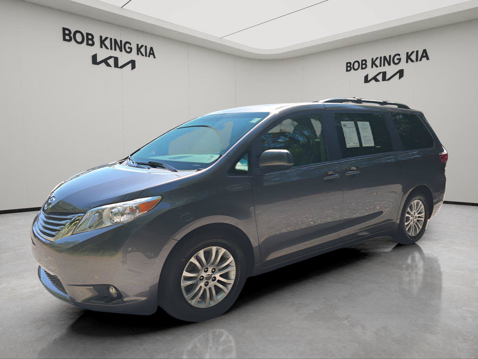 Used 2017 Toyota Sienna XLE w/ Cargo Management Package FWD image 1