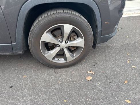 Used 2019 Jeep Cherokee Limited image 3