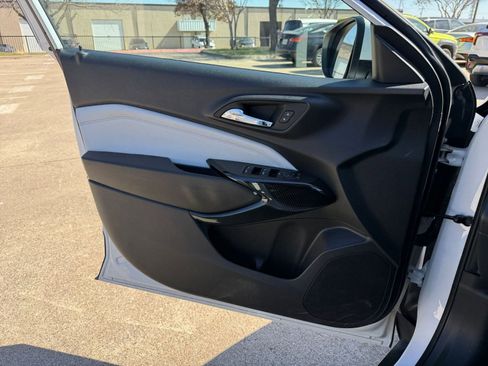 Used 2025 Chevrolet Trax LT image 18