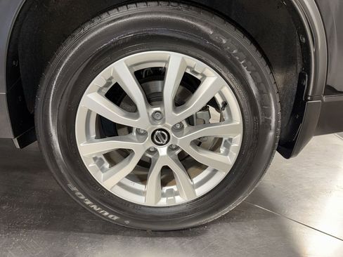 Used 2020 Nissan Rogue SV image 12