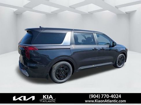 New 2026 Kia Carnival FWD image 3