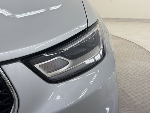 Used 2024 Chrysler Pacifica Touring-L FWD image 11