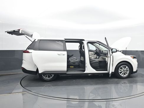 Used 2024 Kia Carnival LX image 26