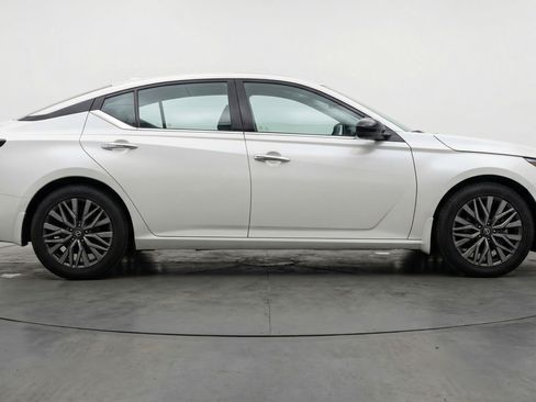 Used 2025 Nissan Altima 2.5 SV FWD image 11