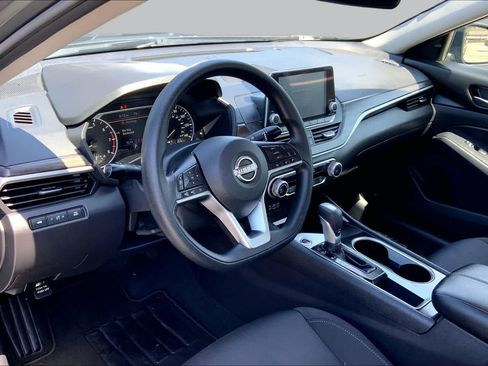 Used 2024 Nissan Altima 2.5 SV FWD image 15