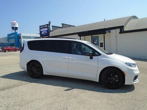 Used 2025 Chrysler Pacifica Limited FWD image 5