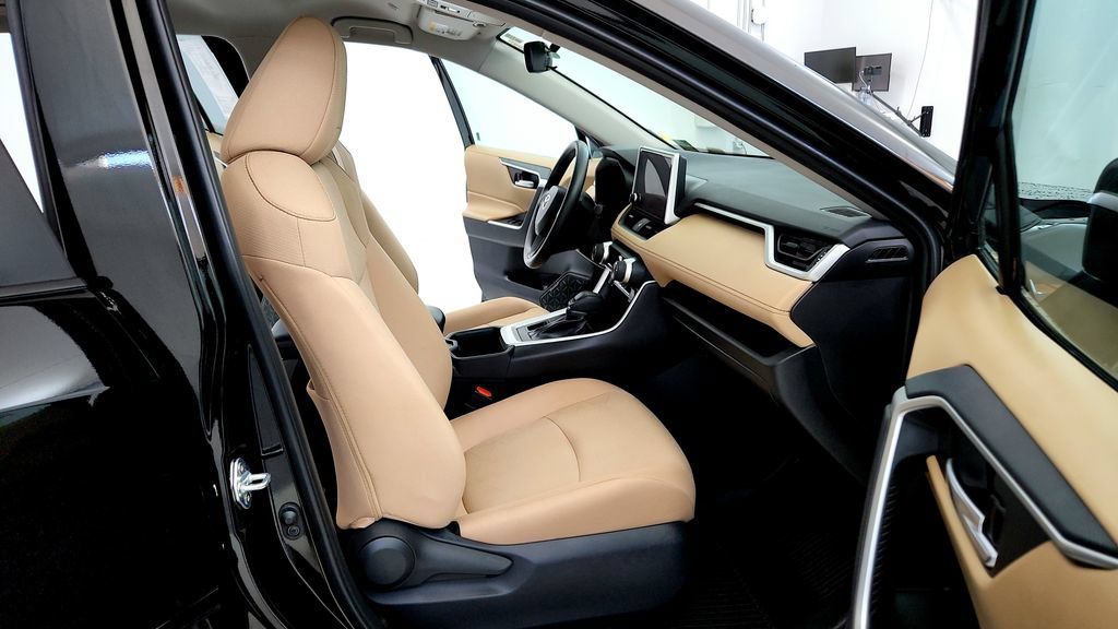 Certified 2025 Toyota RAV4 XLE AWD/4WD image 17