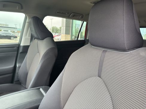 Used 2021 Toyota Highlander LE FWD image 15